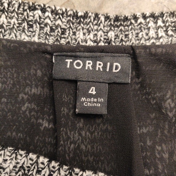 Torrid Women's Sweater Size 4X Cold Shoulder Heathered Black Open Back. - Picture 3 of 6